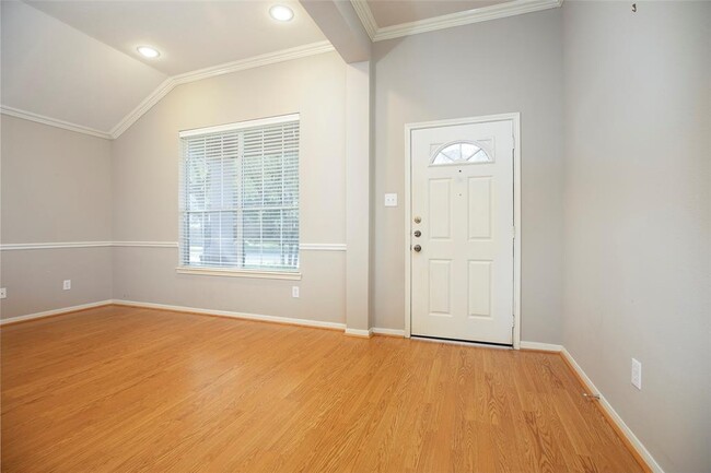 Building Photo - 10511 Saratoga Square