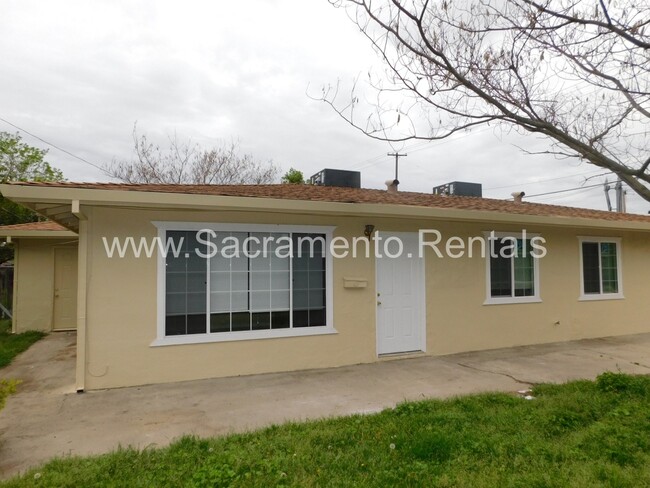 Building Photo - Updated 2bd/1ba Roseville Duplex near Oakm...
