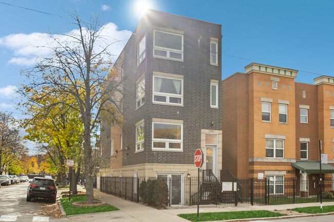Foto del edificio - 2135 W Adams St