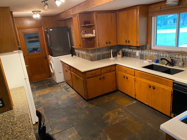 Building Photo - 513 W Oak Dr