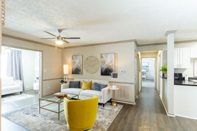 Entrada y sala de estar principal renovadas de 2 dormitorios - Fountain Brook