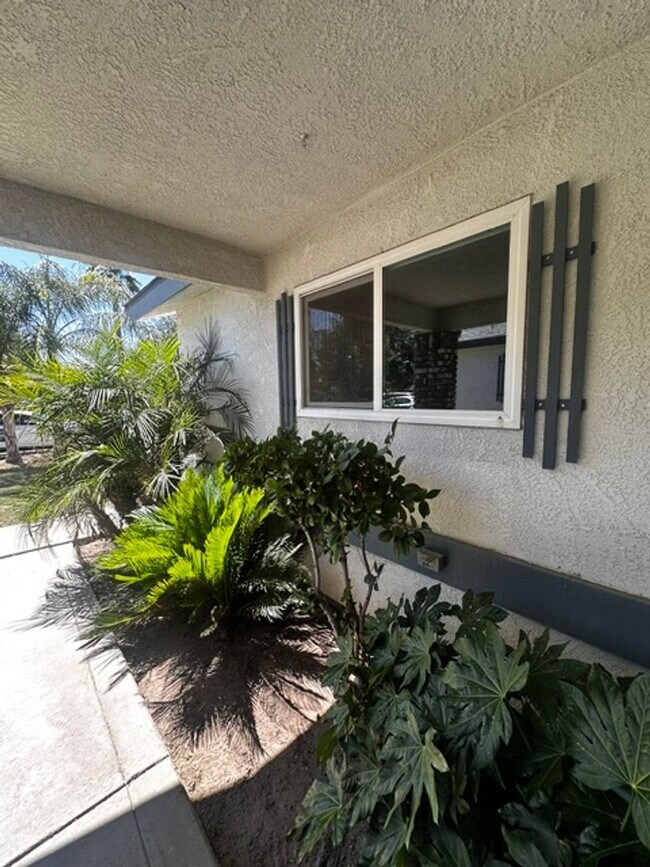 Building Photo - Beautiful Single-Story Home with Solar – Available Now!