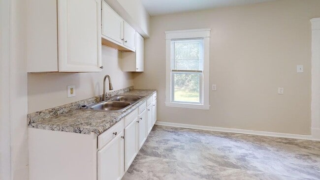 Building Photo - 3-Bedroom / 1.5 bath Single-Family Home