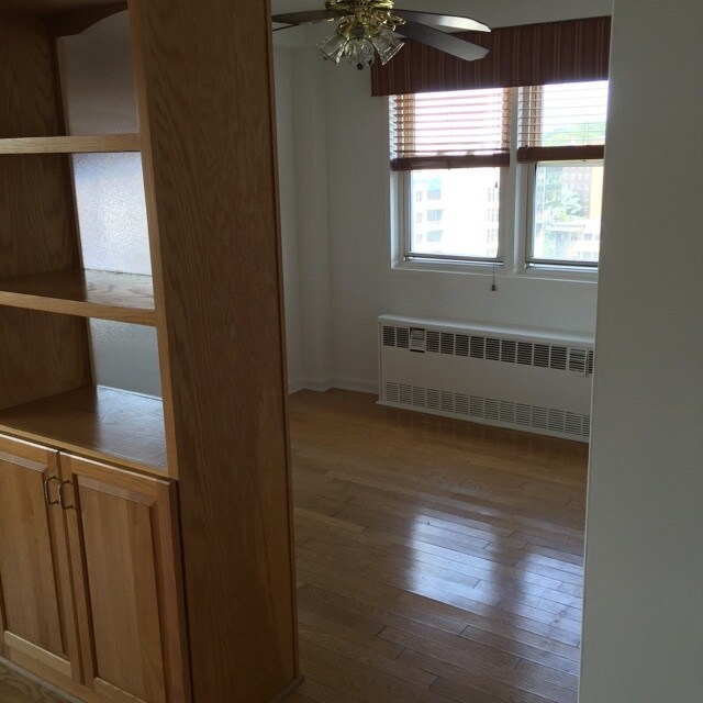Alcoba del dormitorio que muestra el separador de ambientes. - 444 Bedford Street