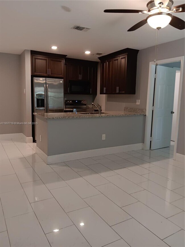 Foto del edificio - 6040 Shaker Wood Cir