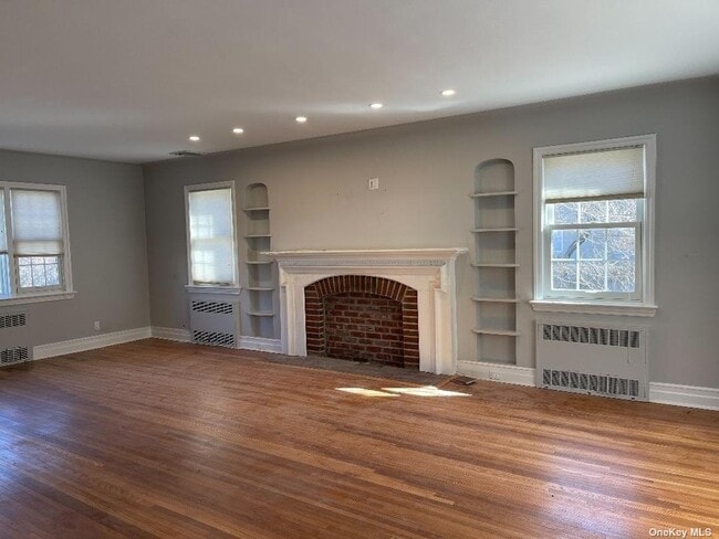Building Photo - 355 E Beech St