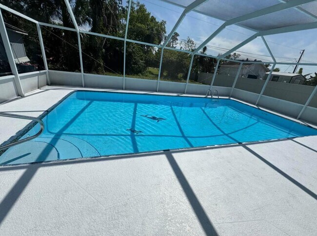 Foto del edificio - 2346 Lakeshore Cir