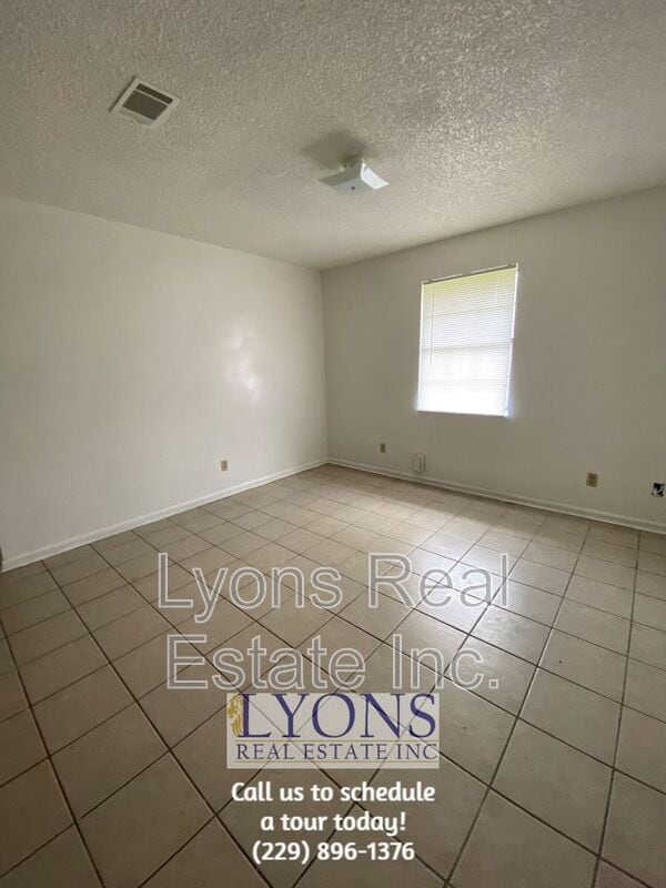 Building Photo - 1016 S Gordon Ave