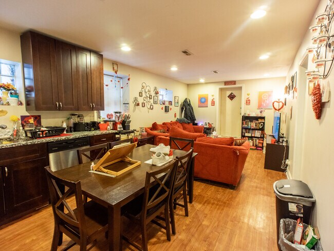 Foto del edificio - 4027 N McVicker Ave