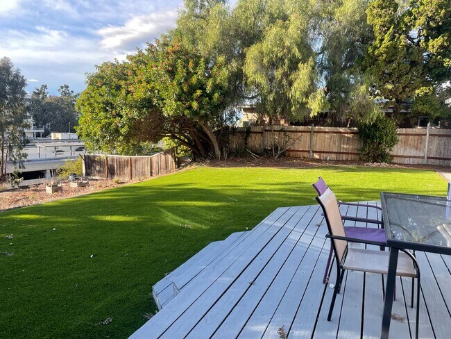 Building Photo - Great Views! Large 5 Bed 2 Bath House with a Quick Walk to Campus!!