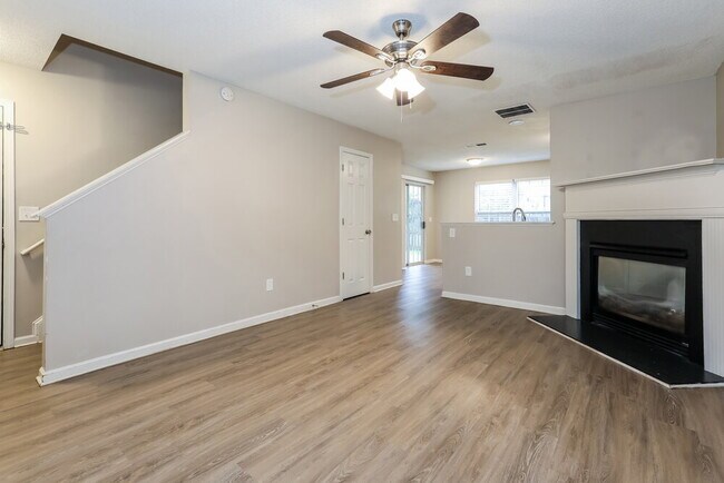 Building Photo - 348 Coral Cir