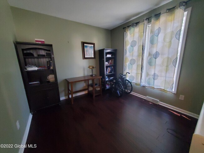 Foto del edificio - 8 Thistle Dr