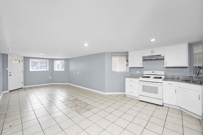 Building Photo - 3353 W Evergreen Ave