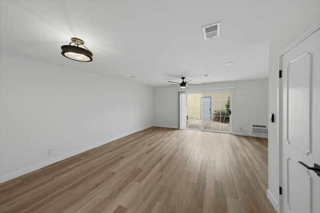 Foto del edificio - Charming 2-Bedroom Townhouse for Rent in Huntington Beach!