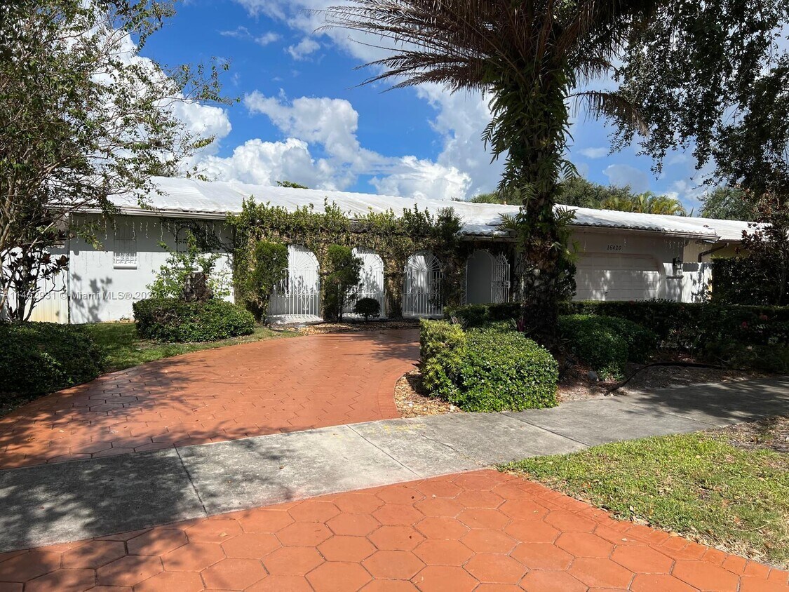 16420 Loch Ness Ln, Miami Lakes, FL 33014 House Rental in Miami Lakes