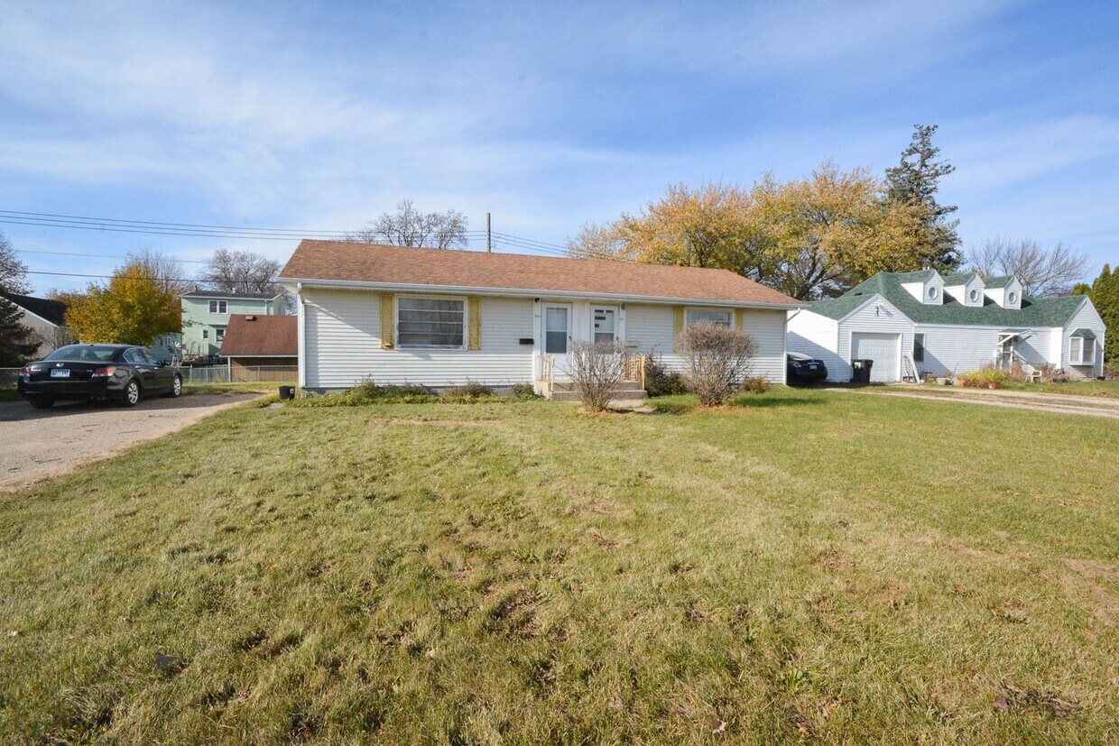 Foto principal - 614-620 10th St SE