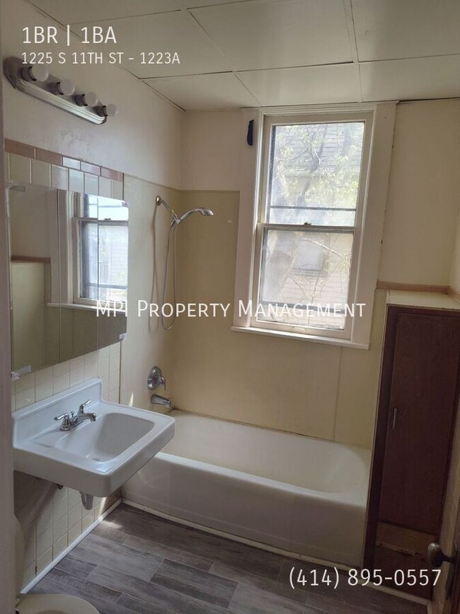 Building Photo - 1225 S 11th St