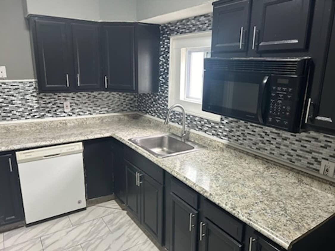 Primary Photo - Spacious 3 bedroom apartment for rent in B...