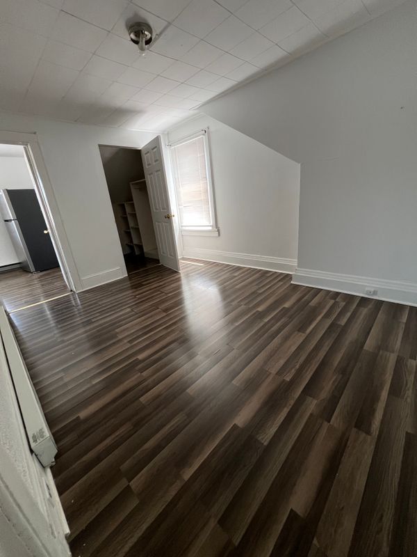 Building Photo - 552 River St