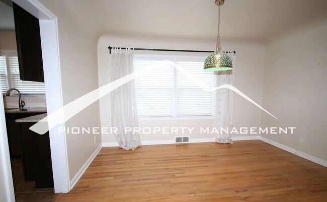 Foto del edificio - Adorable neighborhood, Updated Main-Level Living in Ivywild, 3BR/2BA, 1 Car Garage and Enclosed Yard