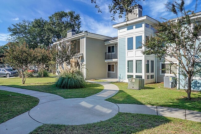 Building Photo - Renovated Condo located in heart of Mt Pleasant, near Ravenel Bridge and Waterfront Park