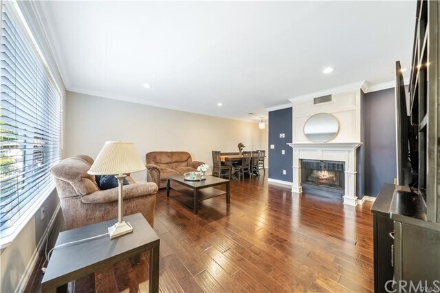 Building Photo - 400 S Flower St