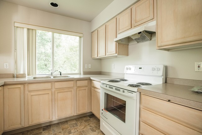 Kitchen - Arista Townhomes