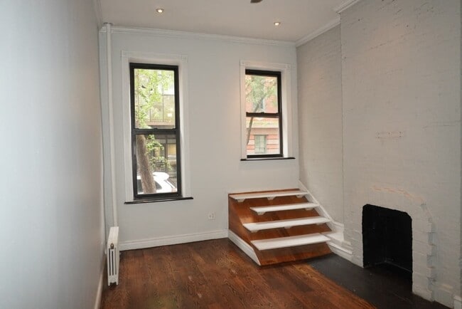 Building Photo - 273 W 10th St