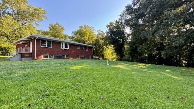 Foto del edificio - Knoxville 37914 - Updated 3 bedroom, 2 bat...