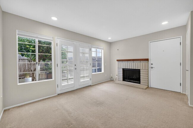Foto del edificio - Spacious 3-Bedroom Townhome in Orangethorp...