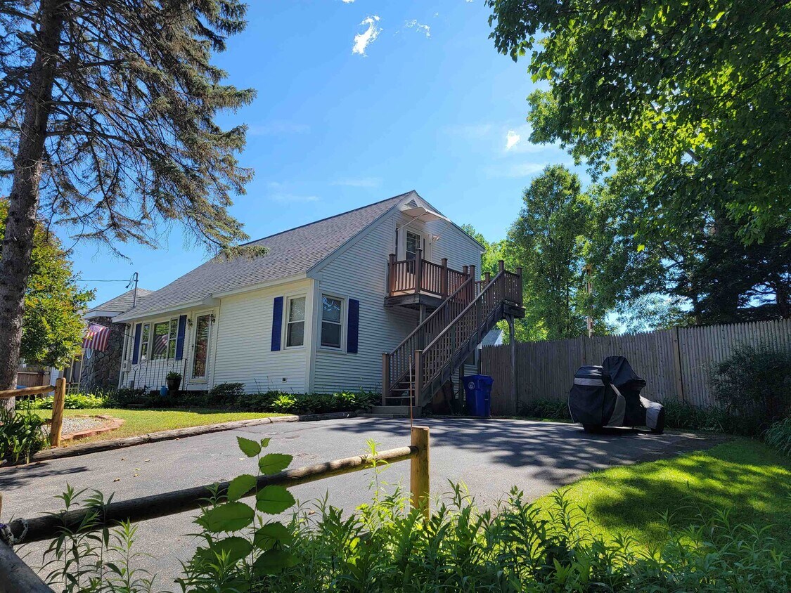 Primary Photo - 556 Wentworth St