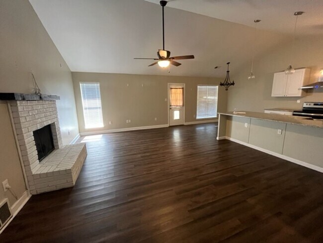 Foto del edificio - Renovated 3 Bedroom 2 Bath Home with 2 Car...