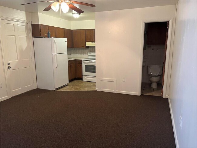 Building Photo - 215 W Broad St