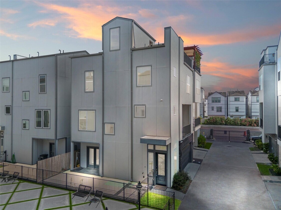 Foto principal - 8409 Hempstead Rd