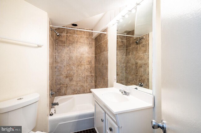 Building Photo - 1737 17th St NW