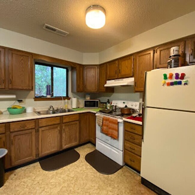 Foto del edificio - $1,095 | 2 Bedroom, 1 Bathroom APARTMENT | No Pets | Available for August 1st, 2026 Move In