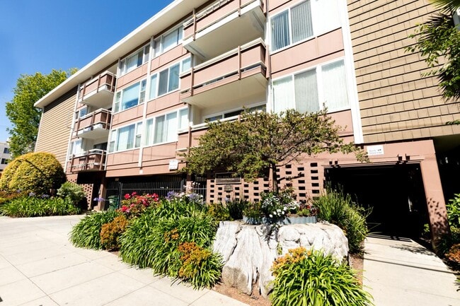 Building Photo - Charming 2BR Condo in Berkeley | Easy Access to Campus & Elmwood