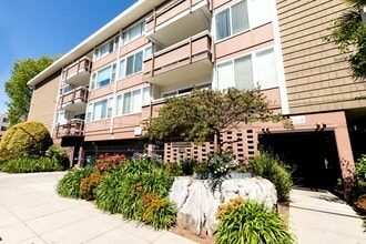 Building Photo - Elmwood 2 bed 1 bath condo great location