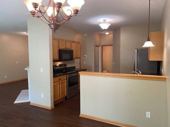 Foto del edificio - 7874 Garland Ln N