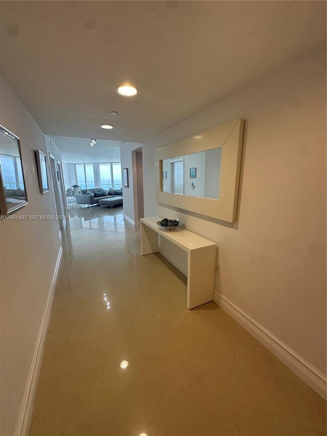 Foto del edificio - 6365 Collins Ave