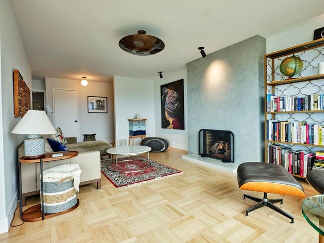 Foto del edificio - Forest Knolls: Luxuriously Remodeled Singl...