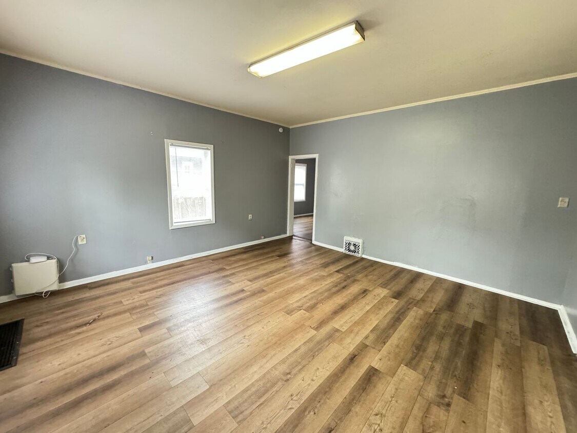 715 Oakland Ave Unit 2, Elkhart, IN 46516 Room for Rent in Elkhart