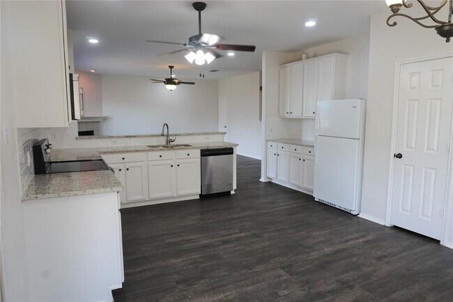 Foto del edificio - 12620 Summerwood Dr