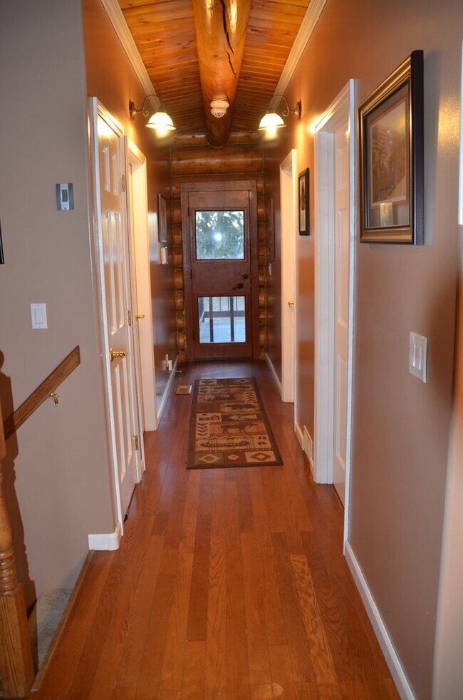 Foto del edificio - Beautiful 3 Bed 2 Bath Log Home with Large...