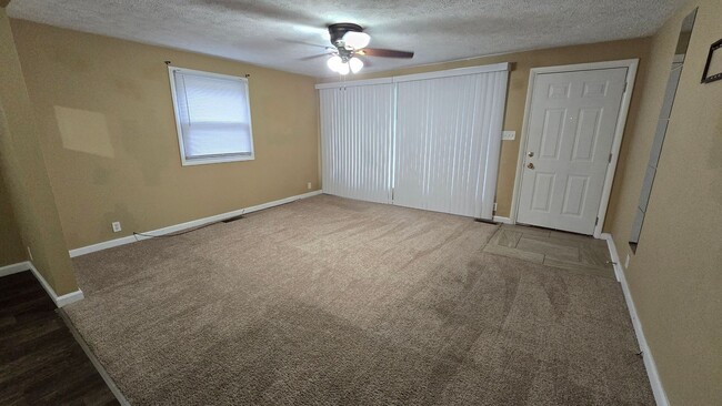 Foto del edificio - 3 Bed/1.5 Bath - Large fenced in yard!