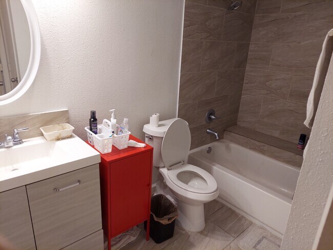 Building Photo - 2824 S Bartell Dr