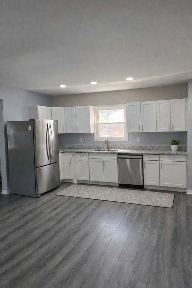 Building Photo - Beautiful reconstructed 4 bedroom