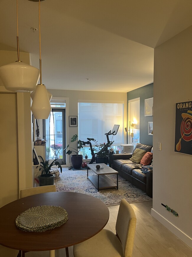 Photo du bâtiment - 1728 Gilmore Av