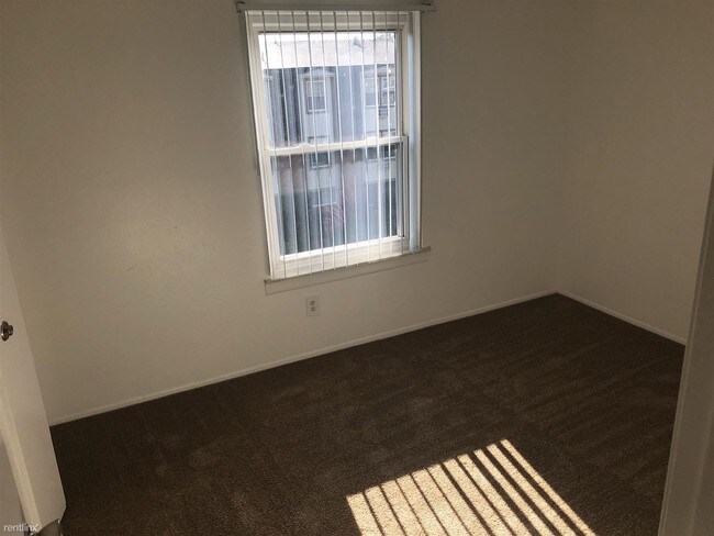 Building Photo - 3 br, 1 bath Apartment - 725 Green Rd Apt 531