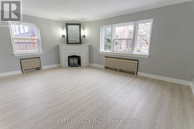 Photo du bâtiment - 8 Wellington St W